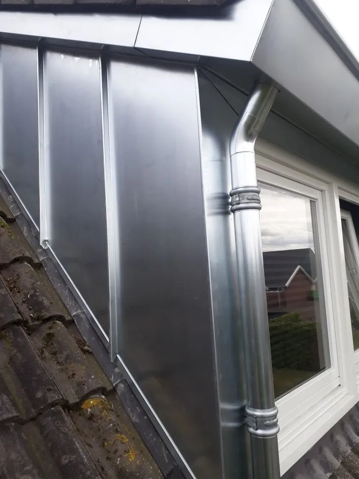 Lucarne habillée de zinc avec descente
