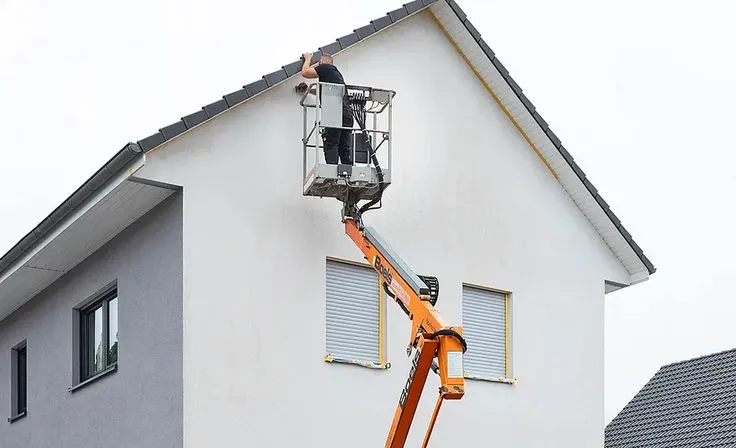Peinture d'un pignon depuis une nacelle